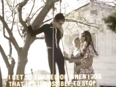 Skanky սեւ աղջիկը ոչնչացվել է հաստ սպիտակ աքաղաղի կողմից